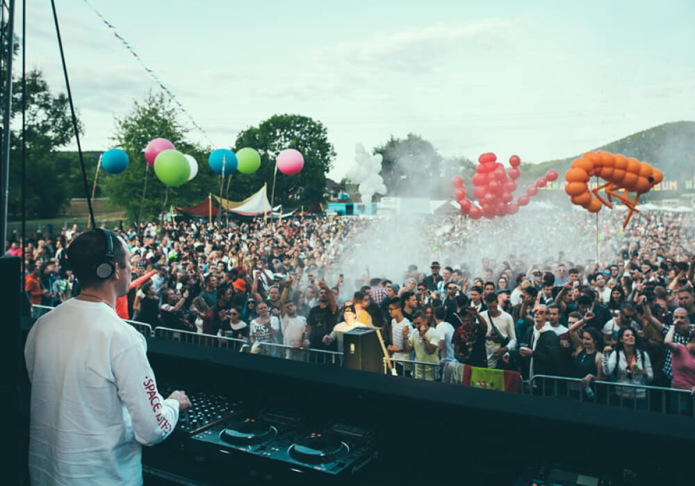 Tanzinsel - die Menge tobt!