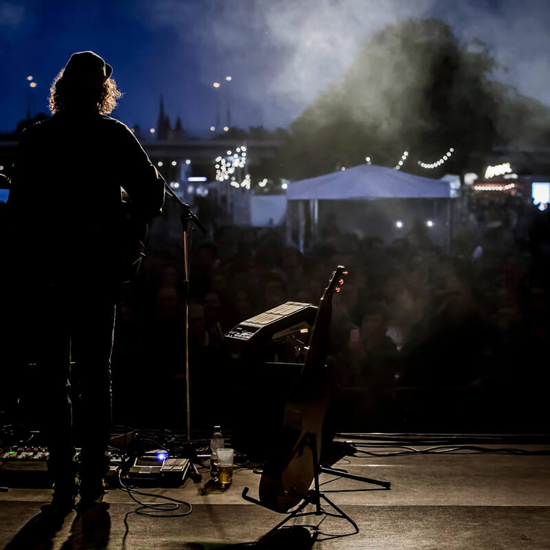 Umsonst und Draußen Gitarrenspieler